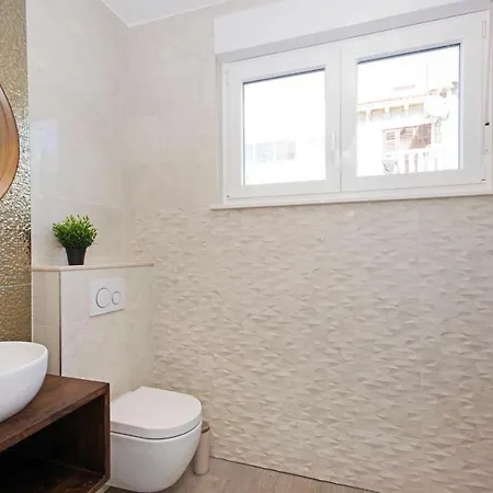 Symphony Veranda: Modern, New *