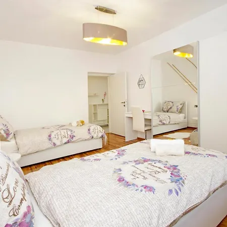 Symphony Veranda: Modern, New Apartamento