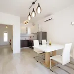 Symphony Veranda: Modern, New *