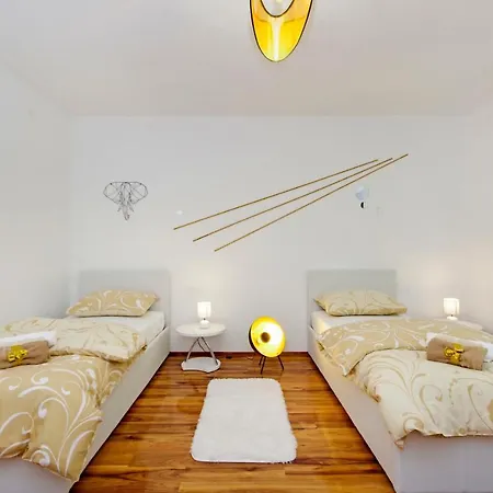 Symphony Veranda: Modern, New Appartement *