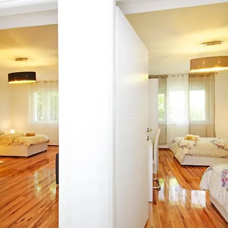 Symphony Veranda: Modern, New Apartamento Split