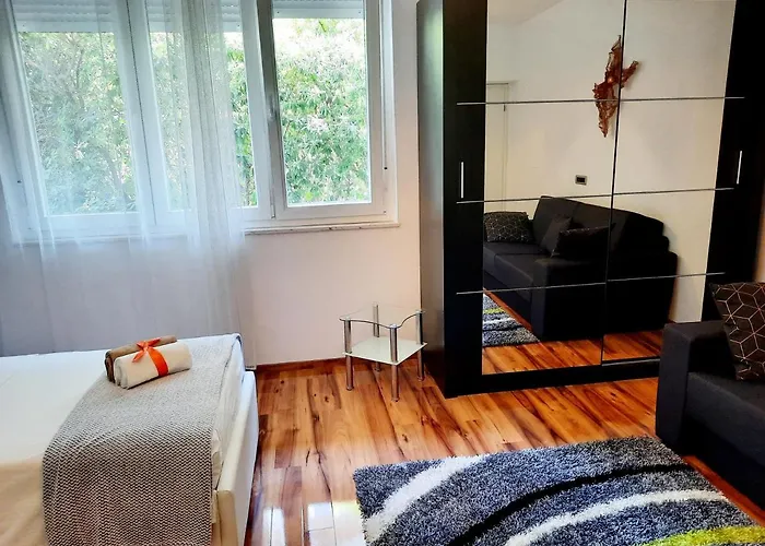 Symphony Veranda: Modern, New