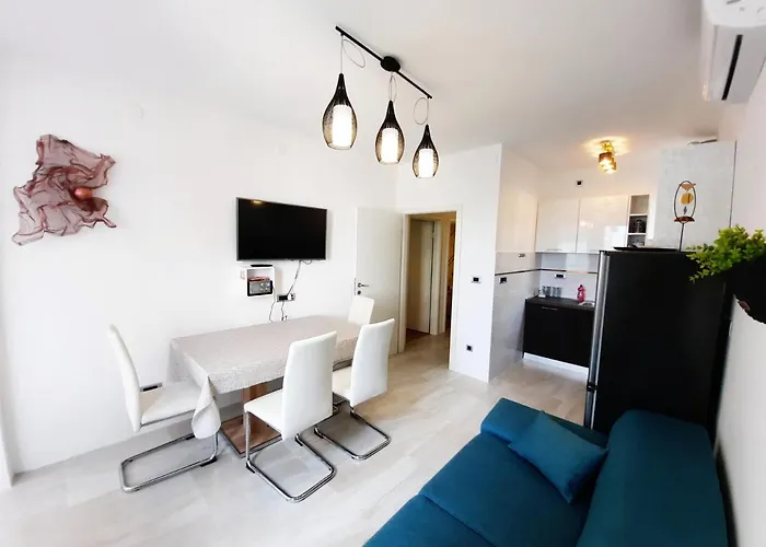 Symphony Veranda: Modern, New