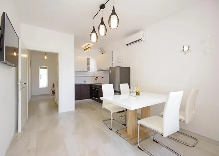 Symphony Veranda: Modern, New *