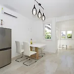 Symphony Veranda: Modern, New Lejlighed *